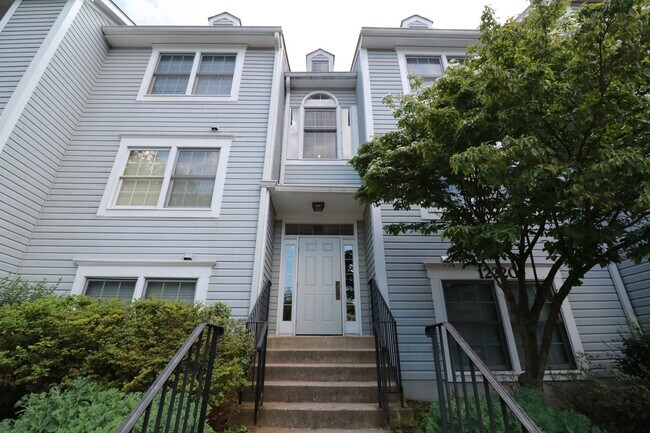 Updated - 2BD/2BA on 2nd floor with Balcony! - Updated - 2BD/2BA on 2nd floor with Balcony! House