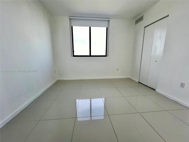 Foto del edificio - 5300 Paseo Blvd