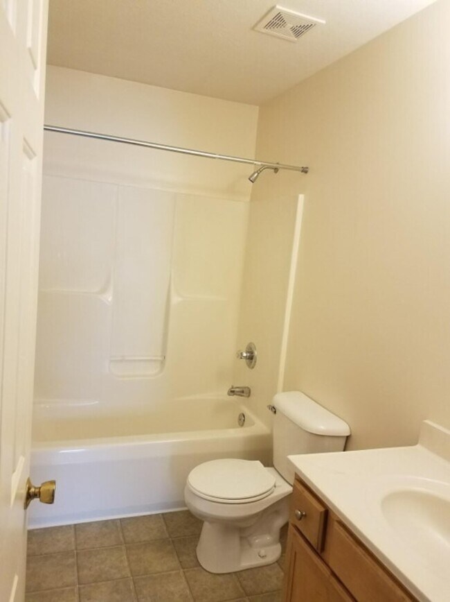 Building Photo - Applewood Townhomes - 15