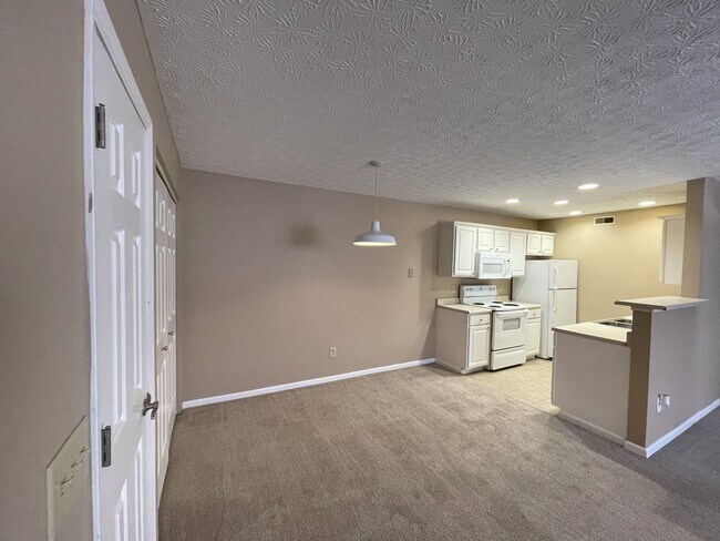 Building Photo - 5490 Garden Ridge