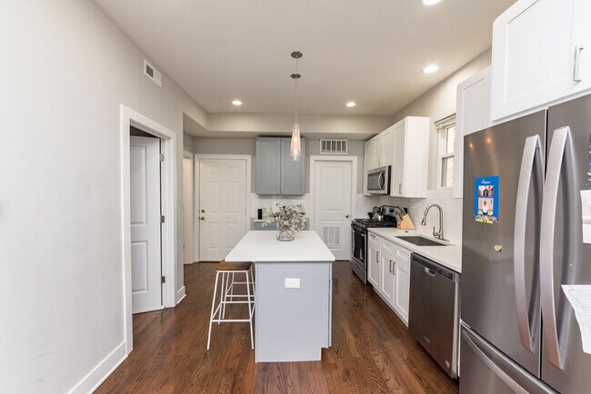 Building Photo - 3570 W Dickens Ave