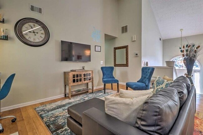 Building Photo - 483 Oak Dr