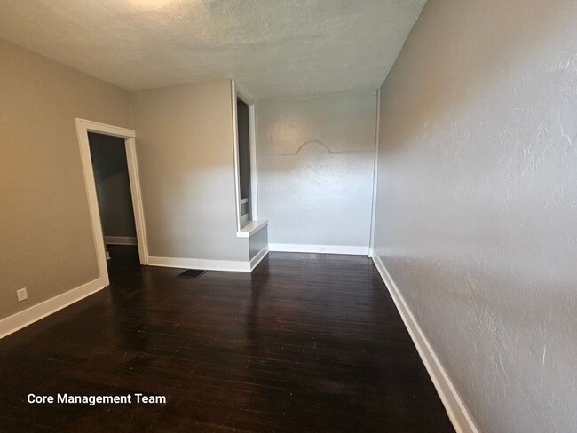 Building Photo - Updated 1 bedroom 1 bath apartment for ren...