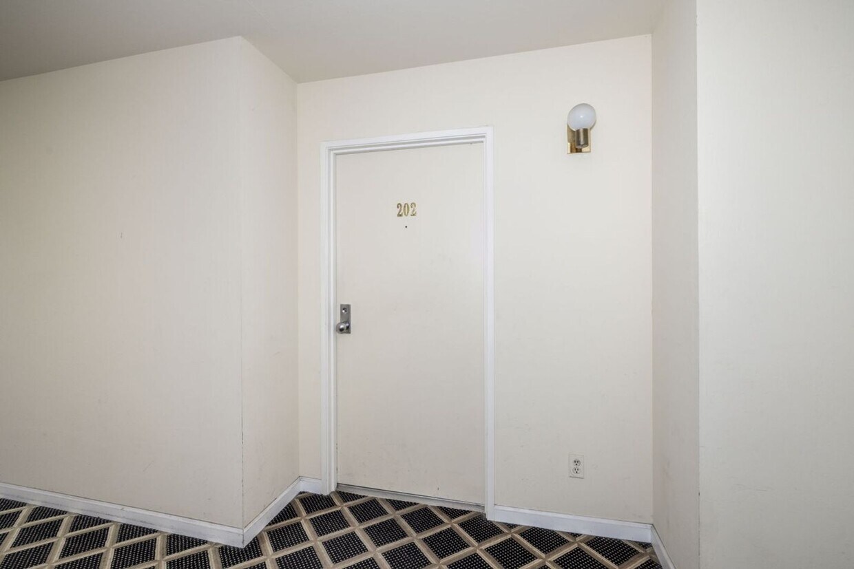 Foto principal - Lovingly Maintained 1 Bed, 1 Bath Condo in...