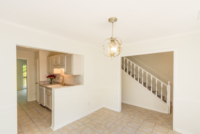 Building Photo - Crestwood Condominiums