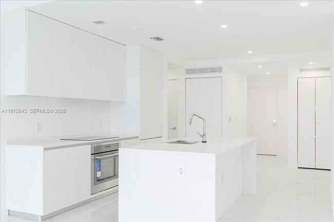 Foto del edificio - 700 NE 24th St