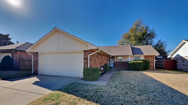 Building Photo - Lovely 3 Bedroom 2 Bath Home in Western He...