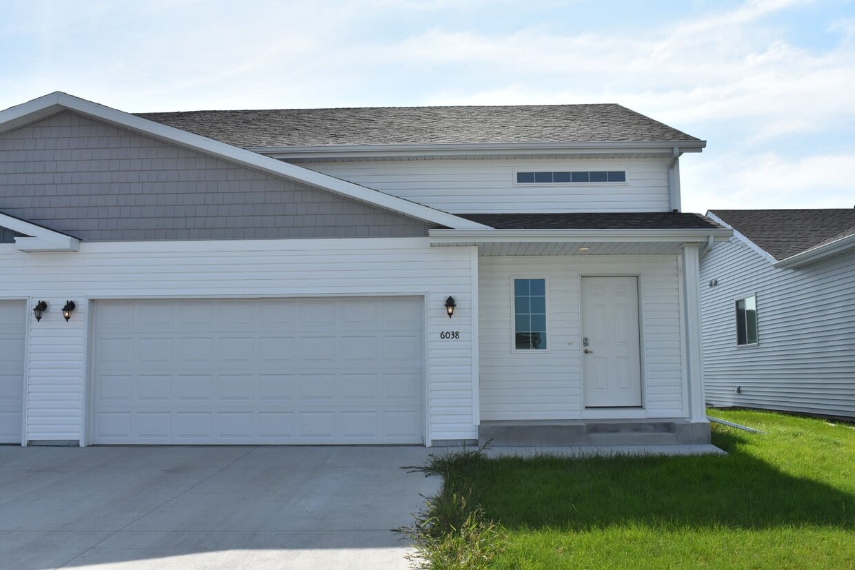 Primary Photo - 3 Bed 2 Bath Twin Home