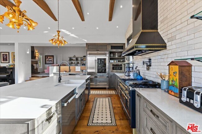 Foto del edificio - 2373 Tuna Canyon Rd