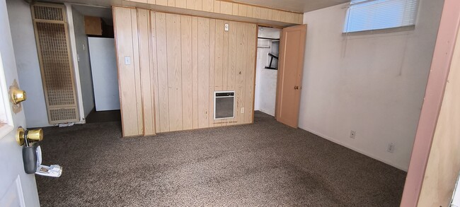 Building Photo - 2 bedroom 1 bath unit! Near SUU!