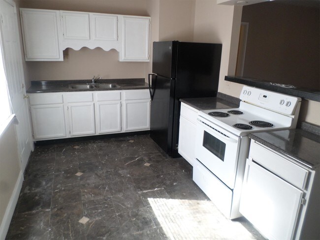 Building Photo - 1401 Rolling Hills Dr
