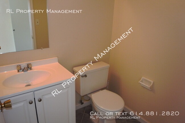 Building Photo - 3 bedroom 1.5 bathroom town home with fenc...