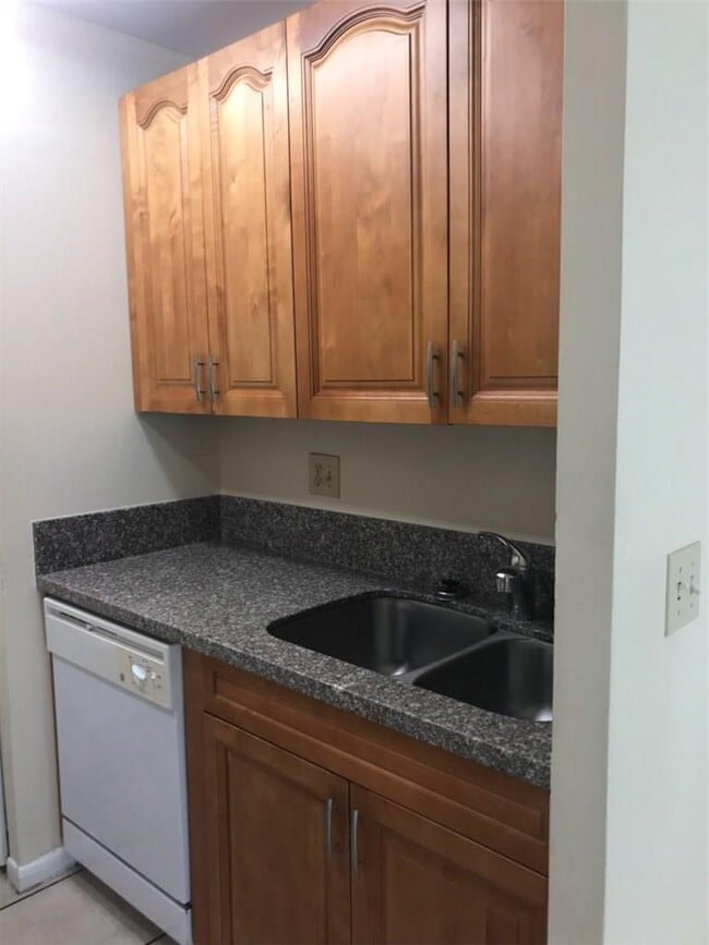 Building Photo - 10216 Twin Lakes Dr