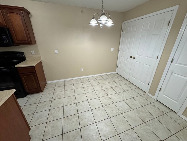 Building Photo - Updated 3 bedroom second floor Apartment a...