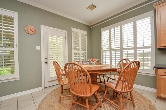 Foto del edificio - 3222 Twinmont Ln