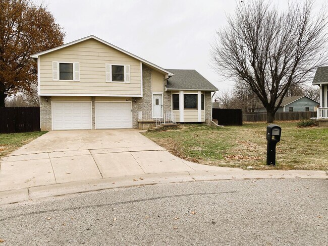 Building Photo - 4 Bedroom 3 Bath Updated West Side Home - ...