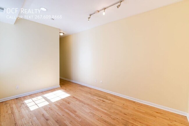 Building Photo - 3 Bed Temple Apartment