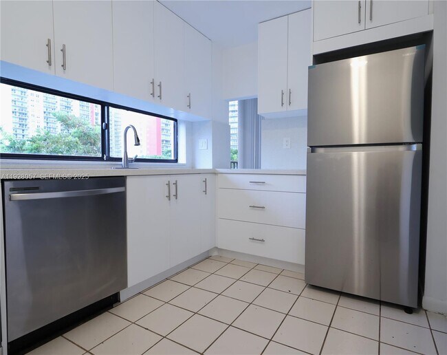 Foto del edificio - 17021 N Bay Rd