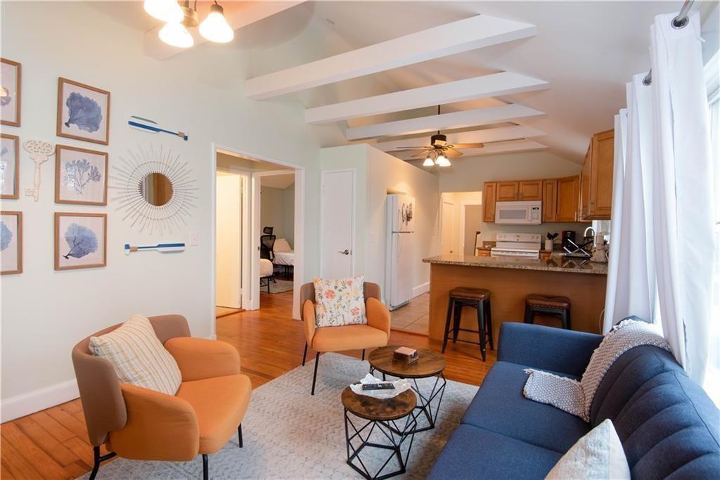 Primary Photo - 391 Aquidneck Ave