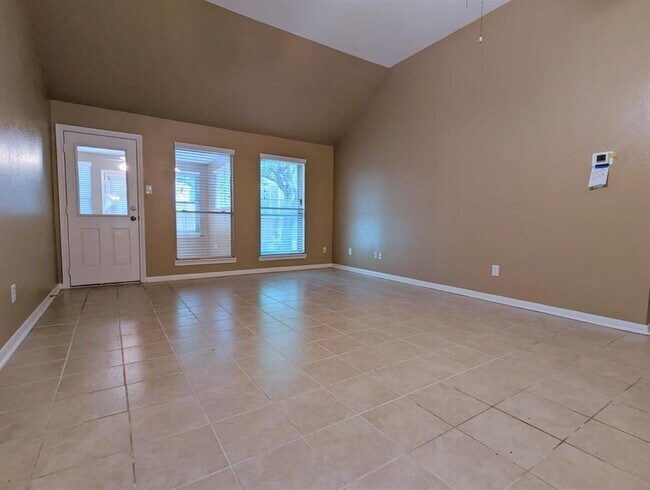 Foto del edificio - 3815 Maple Dr