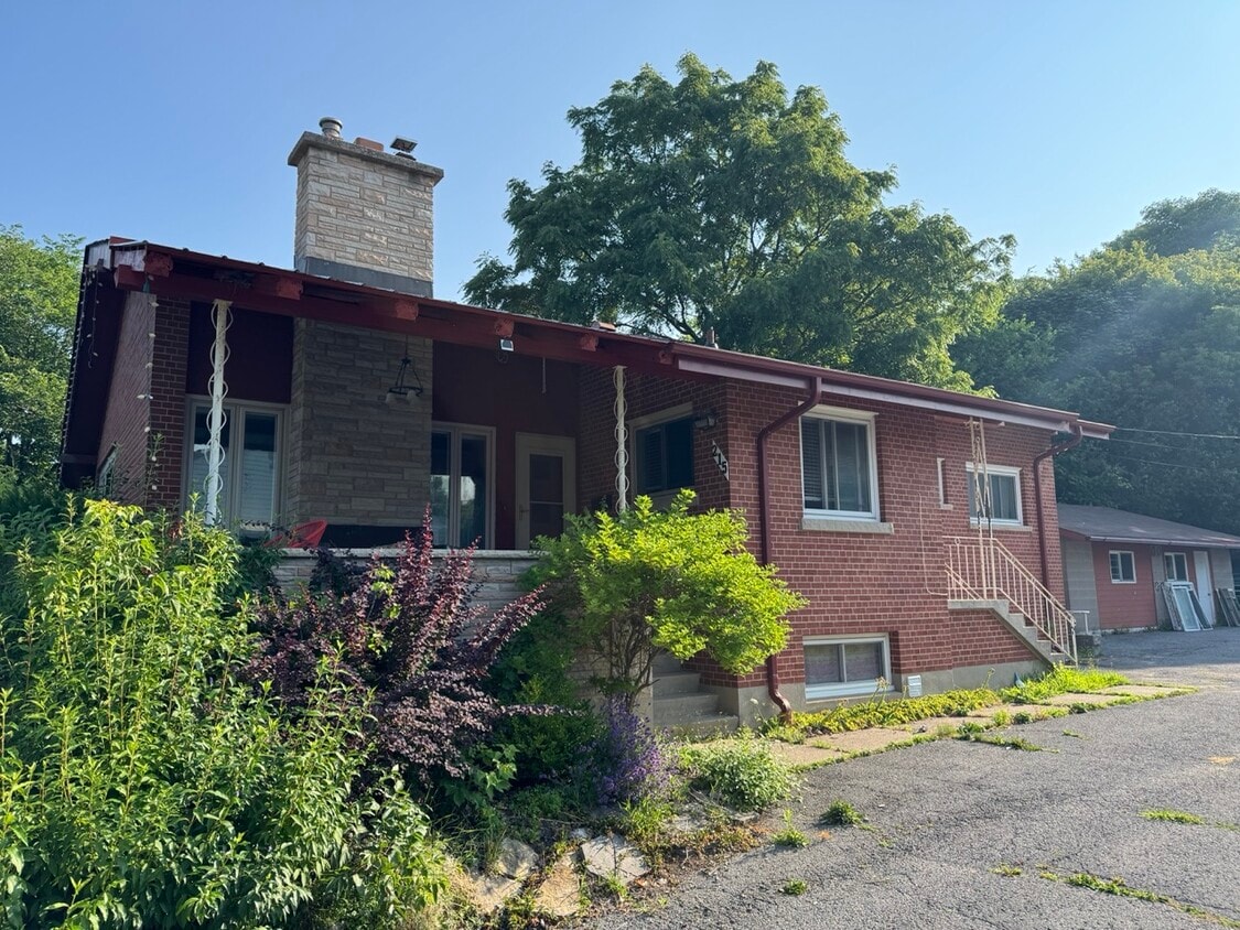 Primary Photo - FOR RENT: 3 Bed 1 Bath