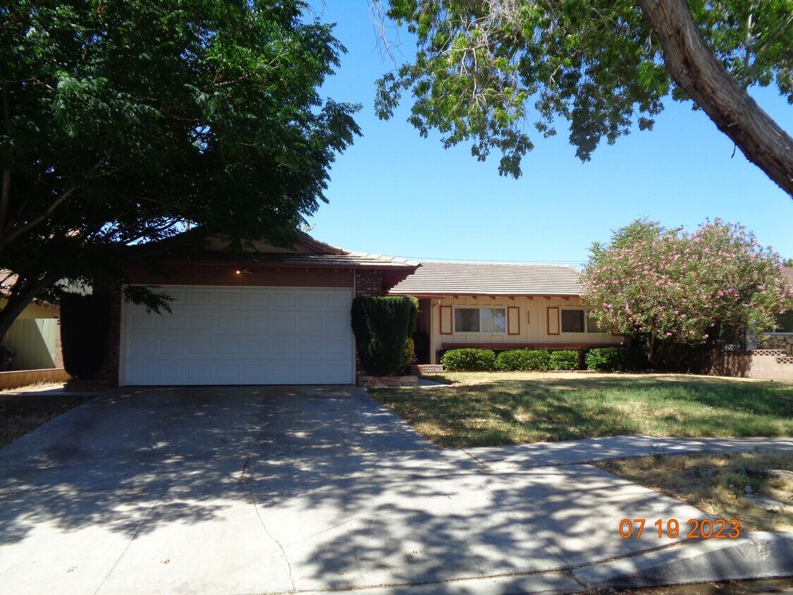 Primary Photo - Central Lancaster 3 Bedroom 2 Bath 1458 sq...