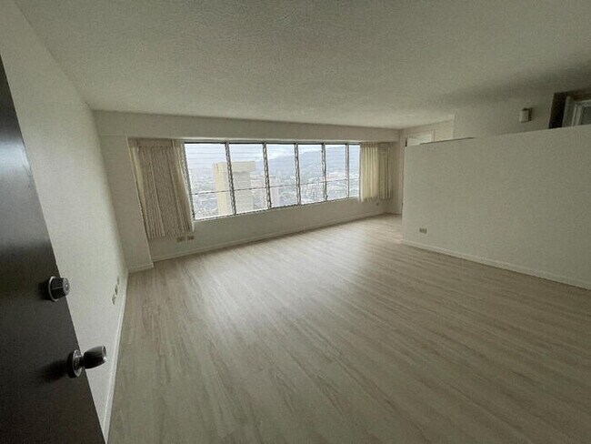 Foto del edificio - To register for the showing time below, no...