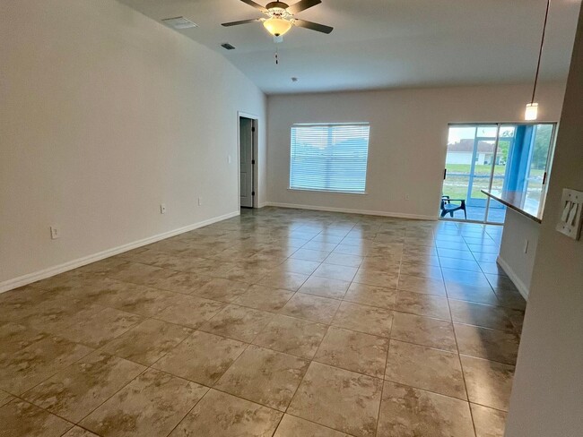Building Photo - 3 Bedroom Single Family Home in Fort Myers