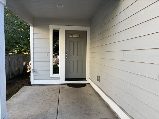Foto del edificio - 4 Bedroom 2.5 bath Duplex