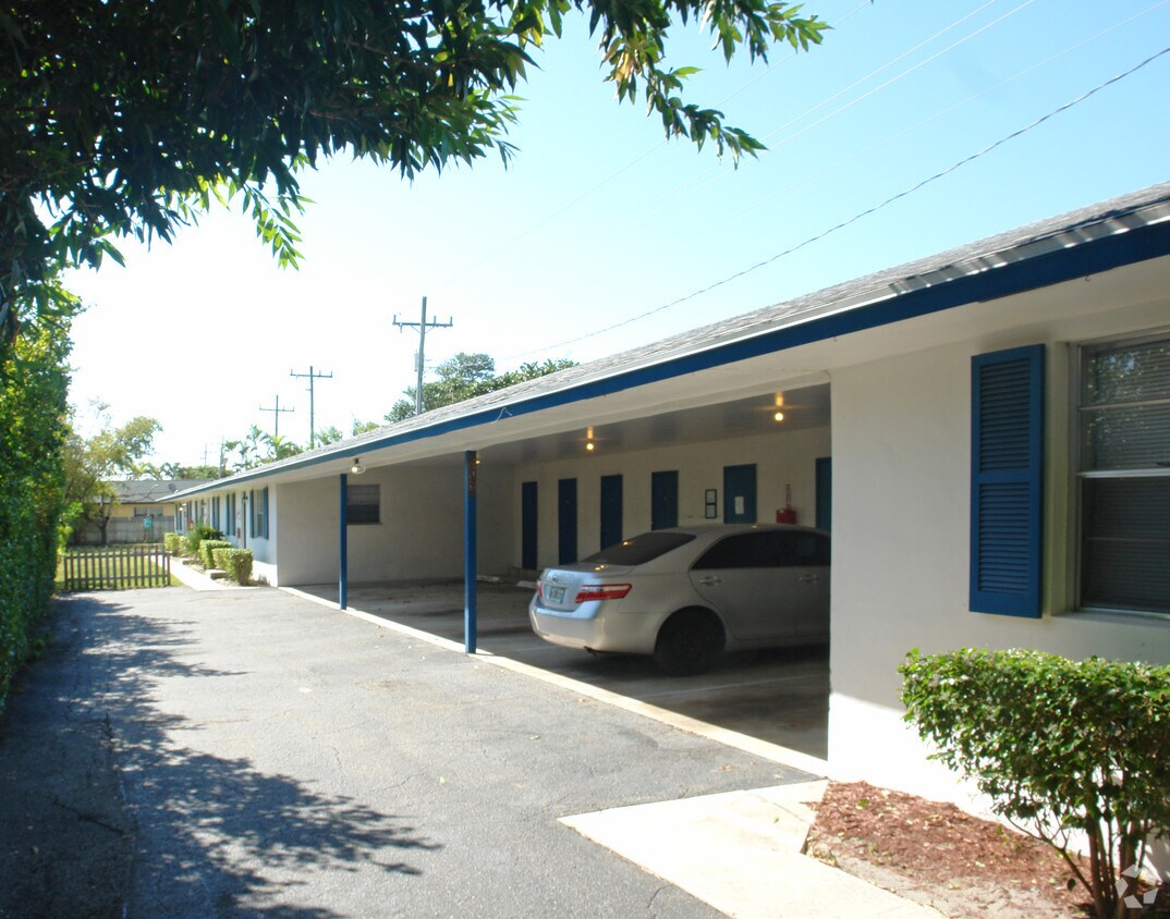 Building Photo - 352 W Pine St