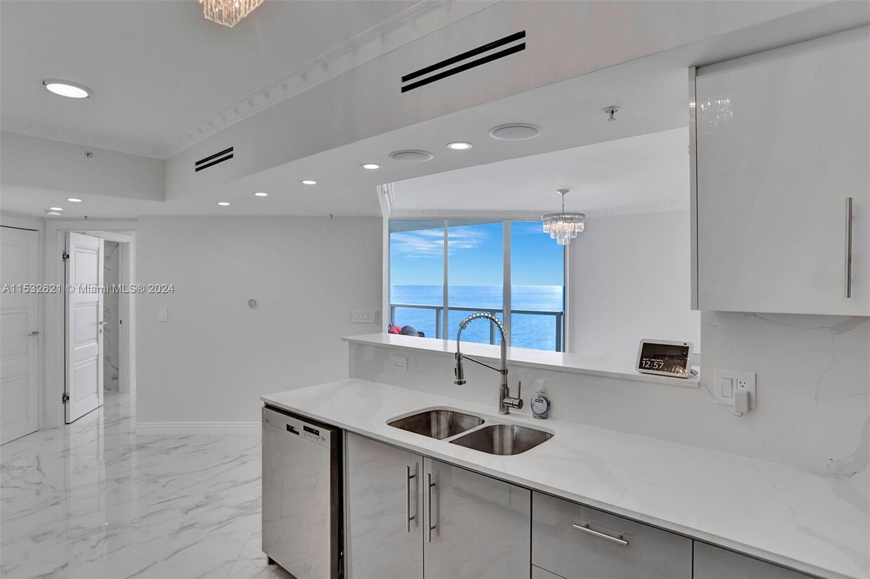 Foto principal - 16699 Collins Ave