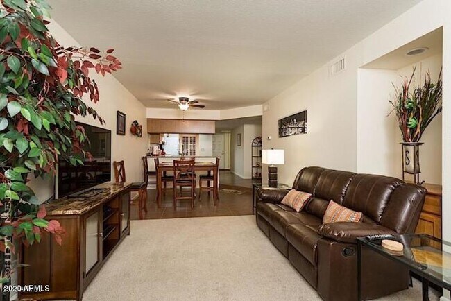Foto del edificio - 8651 E Royal Palm Rd