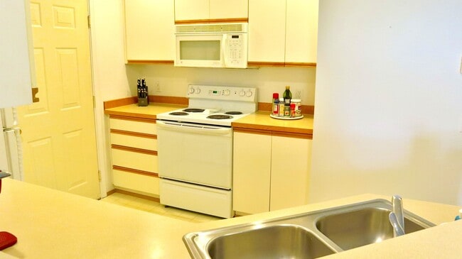 Building Photo - Clean 2 bed 2 bath Condo - Close to Everyt...