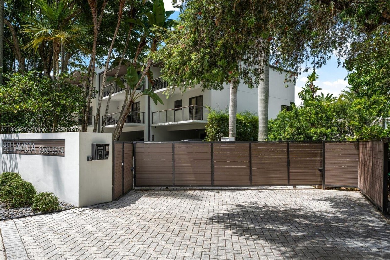 Foto principal - 3560 W Fairview St
