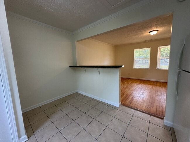 Building Photo - Stunning Original Hardwoods & Seamless Single-Level Living in Oak Ridge!