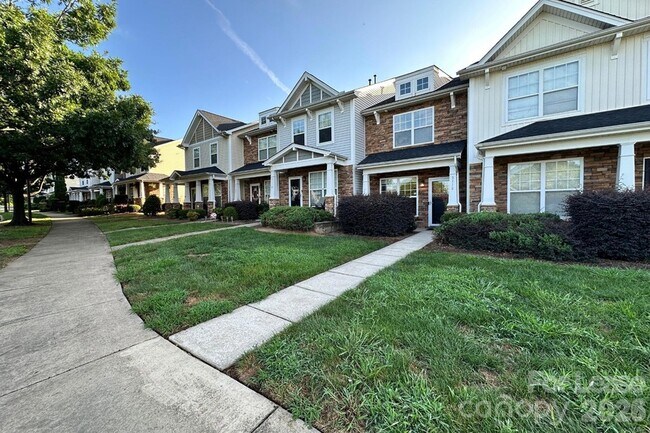 Foto del edificio - 5112 Prosperity Church Rd