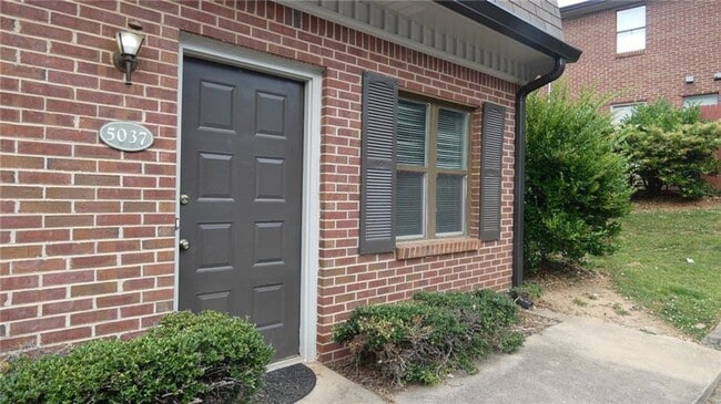 Building Photo - Downtown Sugar Hill Townhome - 2 bed/1.5 bath end unit