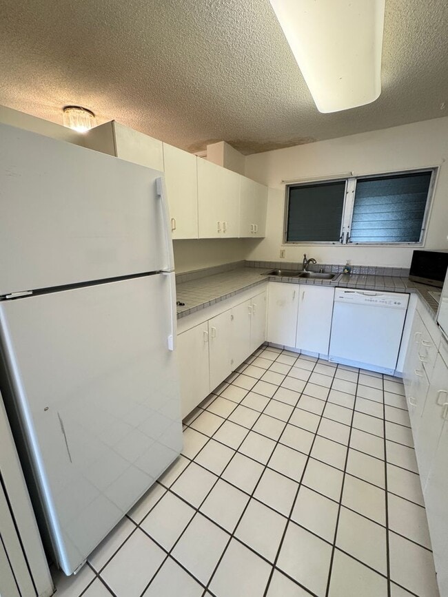 Building Photo - 2 bed, 2 bath, 1 parking condo in the hear...