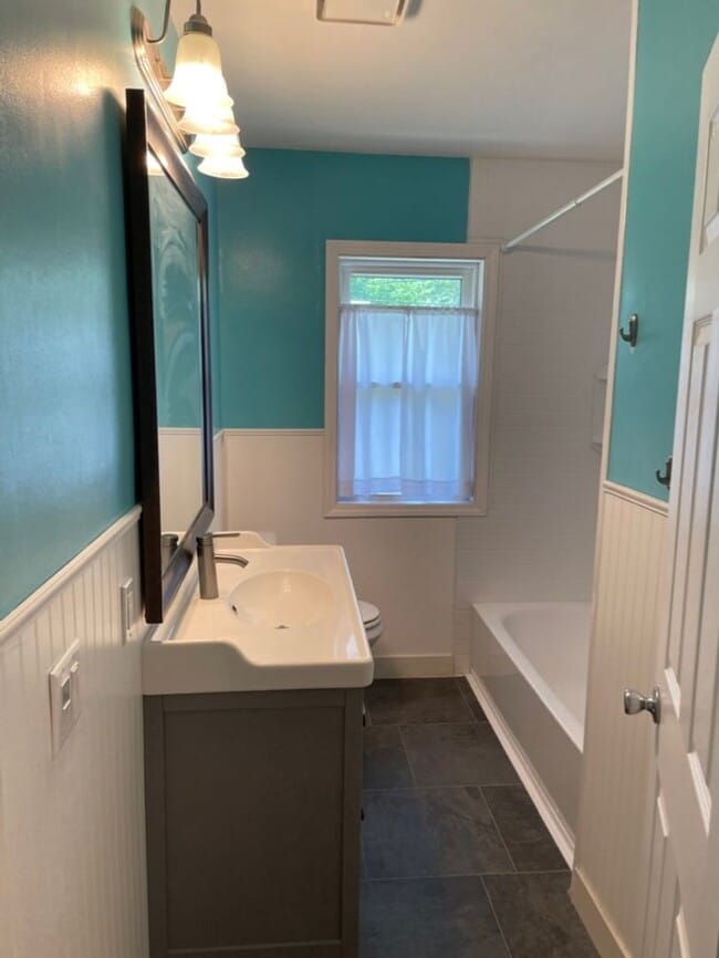 Building Photo - Updated, Modern, 4 Bed, 2 Bath, 3+Car Garage