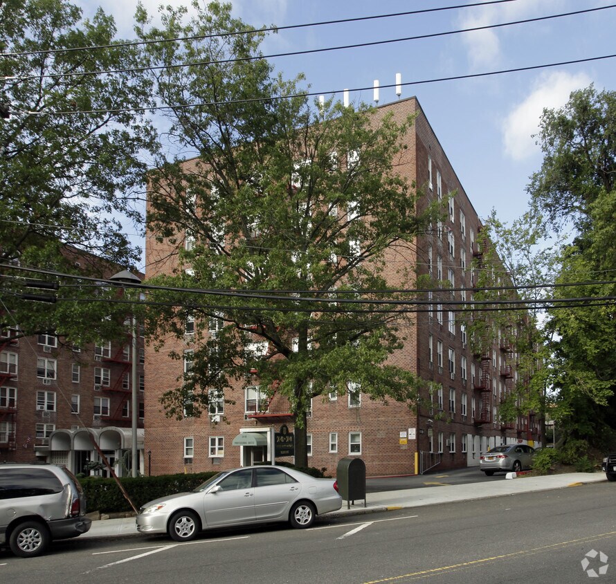 Valerie Arms Apartment Rentals in Little Neck at 54405444 Little