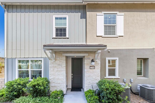 Building Photo - 3 bedroom / 2.5 bathroom/ TOWNHOME in Santa Clarita