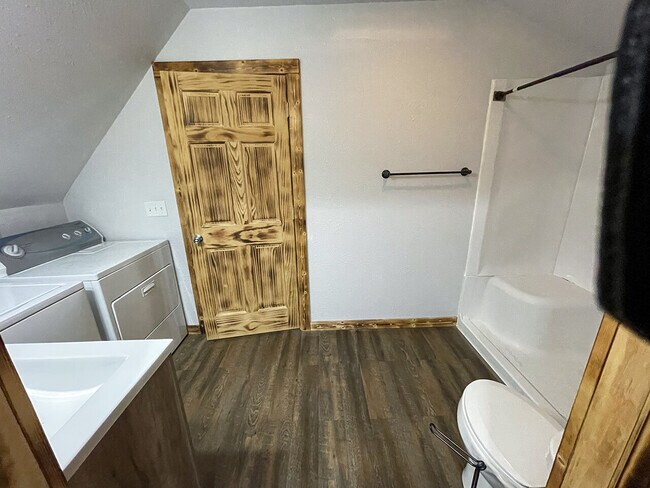 Building Photo - 1410 E. 1st St