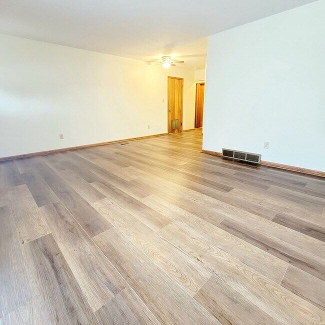 Building Photo - 2279 Lyndhurst Ave