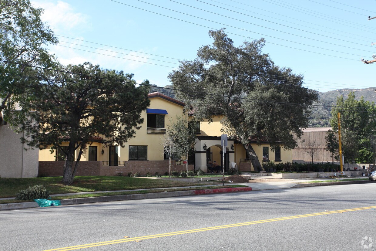 Building Photo - 3138-3142 Montrose Ave