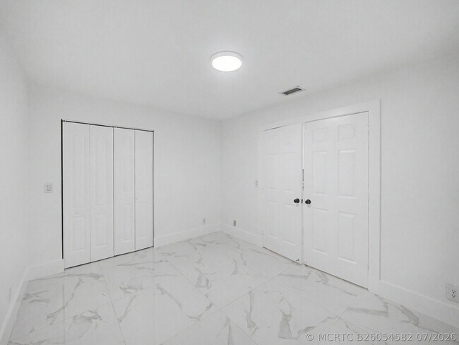 Foto del edificio - 8464 Lakepoint Ct