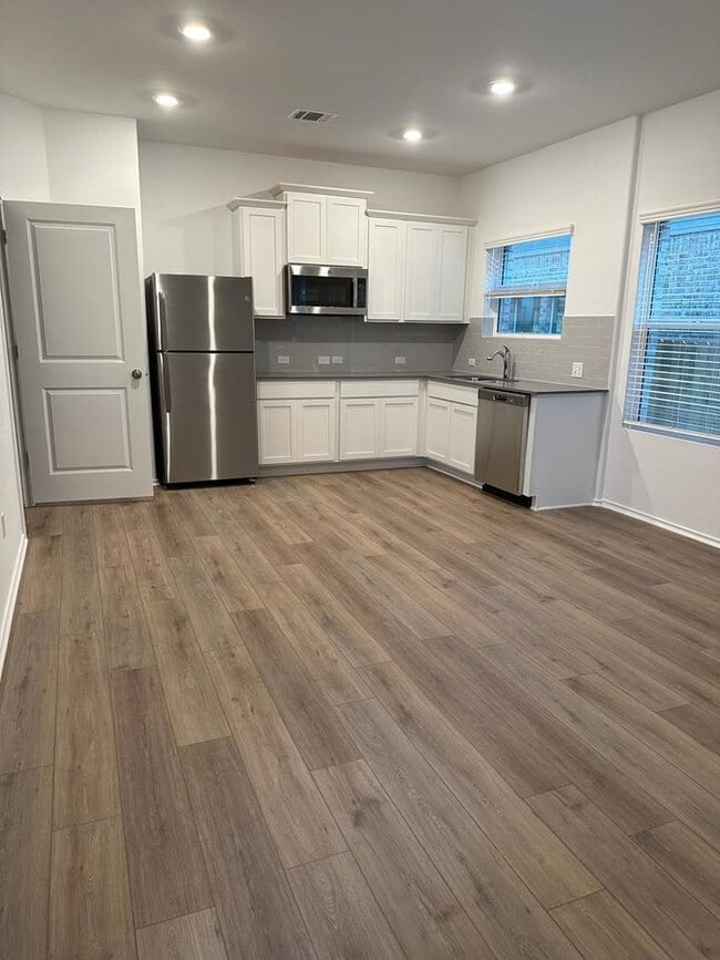 Building Photo - Room in Apartment on Catahoula Dr