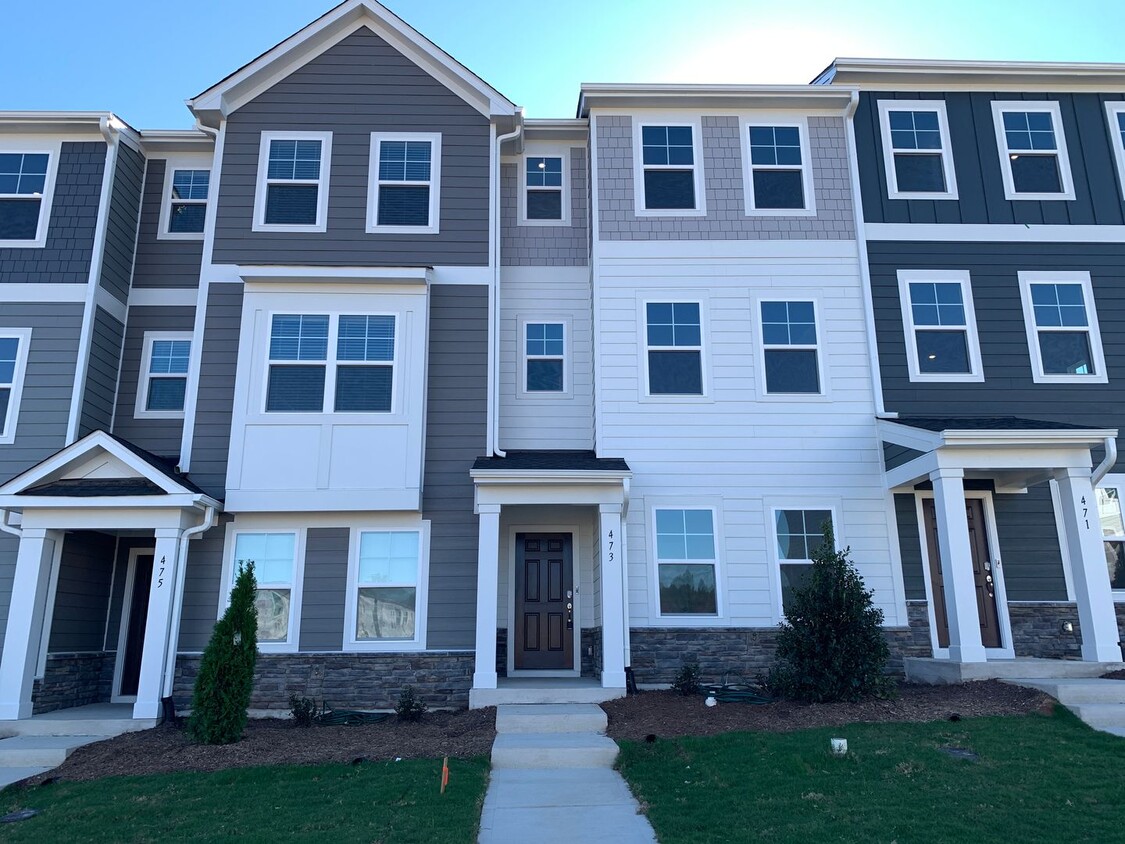 Foto principal - New Townhome In Amazing Apex Location, 3 B...