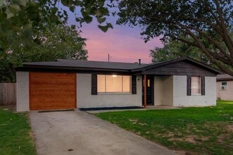 Building Photo - 3912 Lakewood Dr