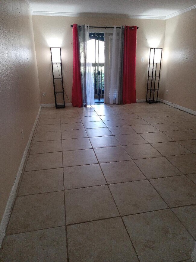Sala de estar con puertas al patio - 405 Wymore Rd