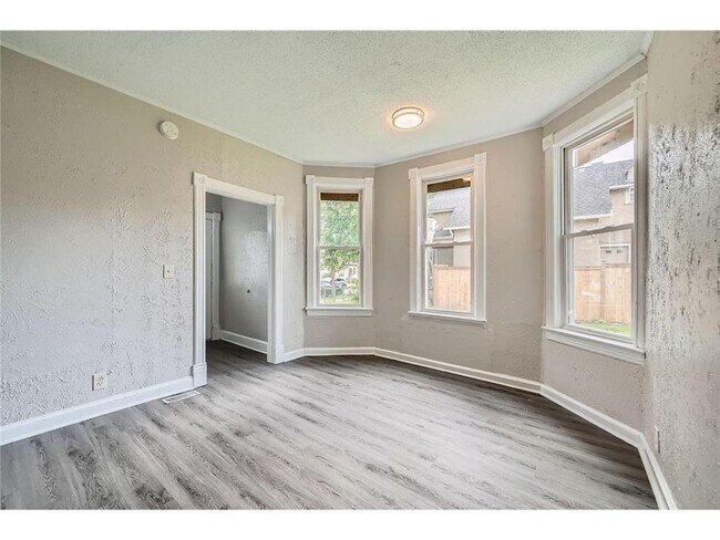 Foto del edificio - 911 Sims Ave